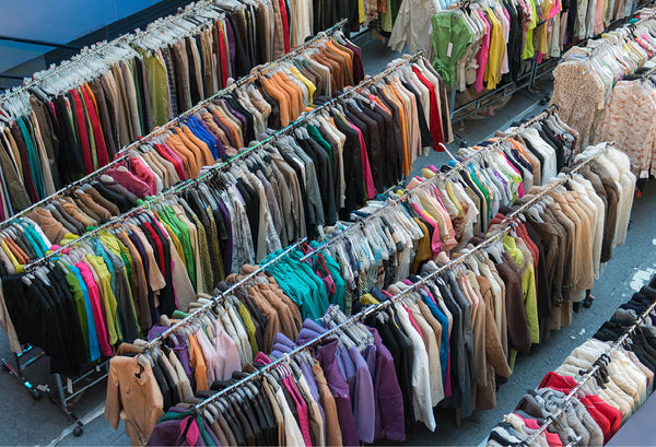 La fast fashion et ses conséquences : comprendre les enjeux et explorer les alternatives